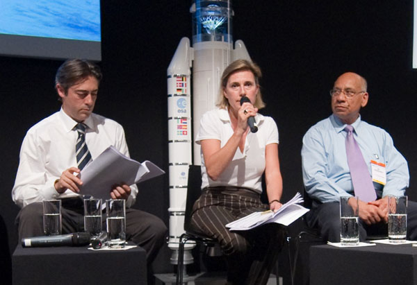 M. Surendra Parashar de Agence Spatiale Canadienne représentant l'International Space Charter, Mme Simonetta Cheli de l'ESA (coordinateur de l'événement) et M. Francesco Pisano, Directeur d'UNOSAT
