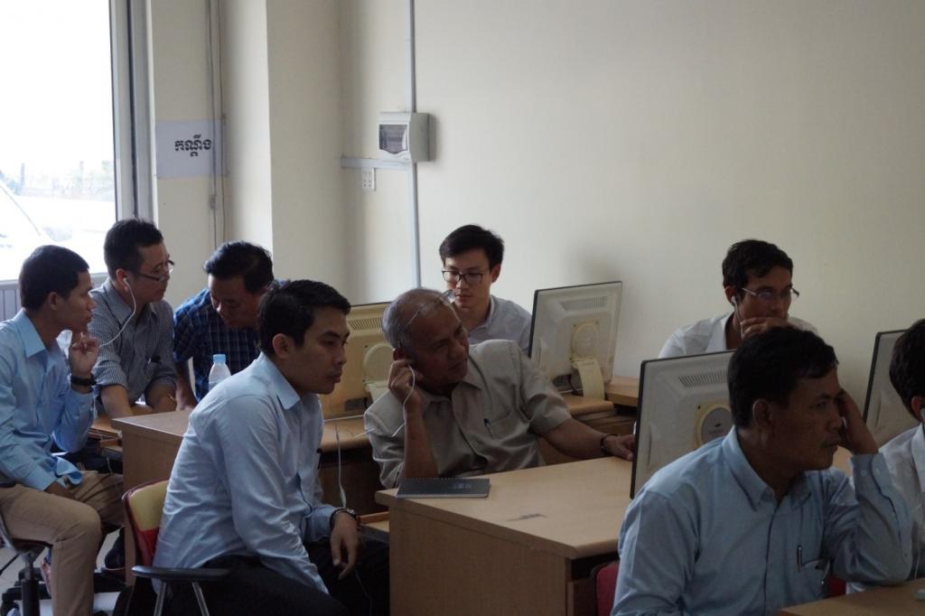 Participants listen to the instructions of the e-tutorial on climate responsive budgeting in Khmer language.