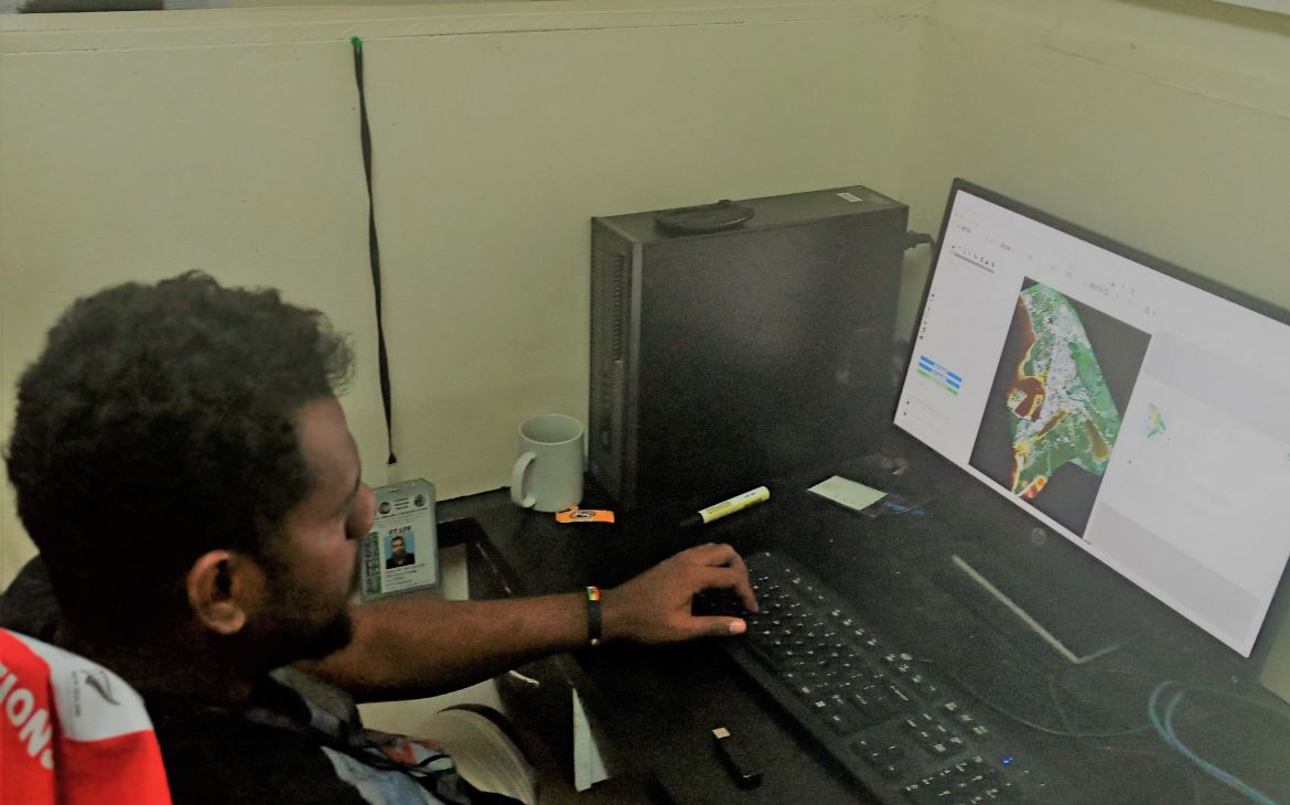 Participant taking the GIT4DRR online course in Fiji