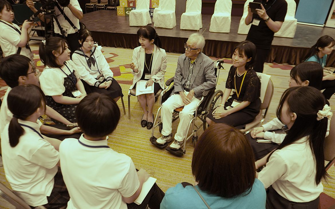 Mr. Toshiharu Goto, Hibakusha (atomic bombing survivor) and Ms. Luli van der Does, Director of the Center for Peace, University of Hiroshima discussing with youth.