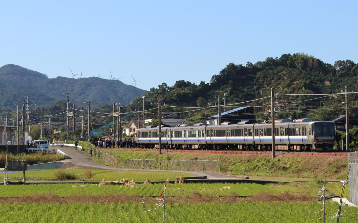 The Wakayama Prefecture tsunami evacuation drill involves the whole community. Railway company JR West joined as well and passengers practiced evacuating from the train.