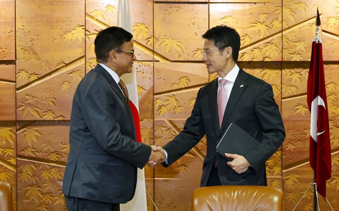 Mr. Nikhil Seth (United Nations Assistant Secretary-General and Executive Director of UNITAR), Mr. Hidehiko Yuzaki (Governor of Hiroshima Prefecture) handshake