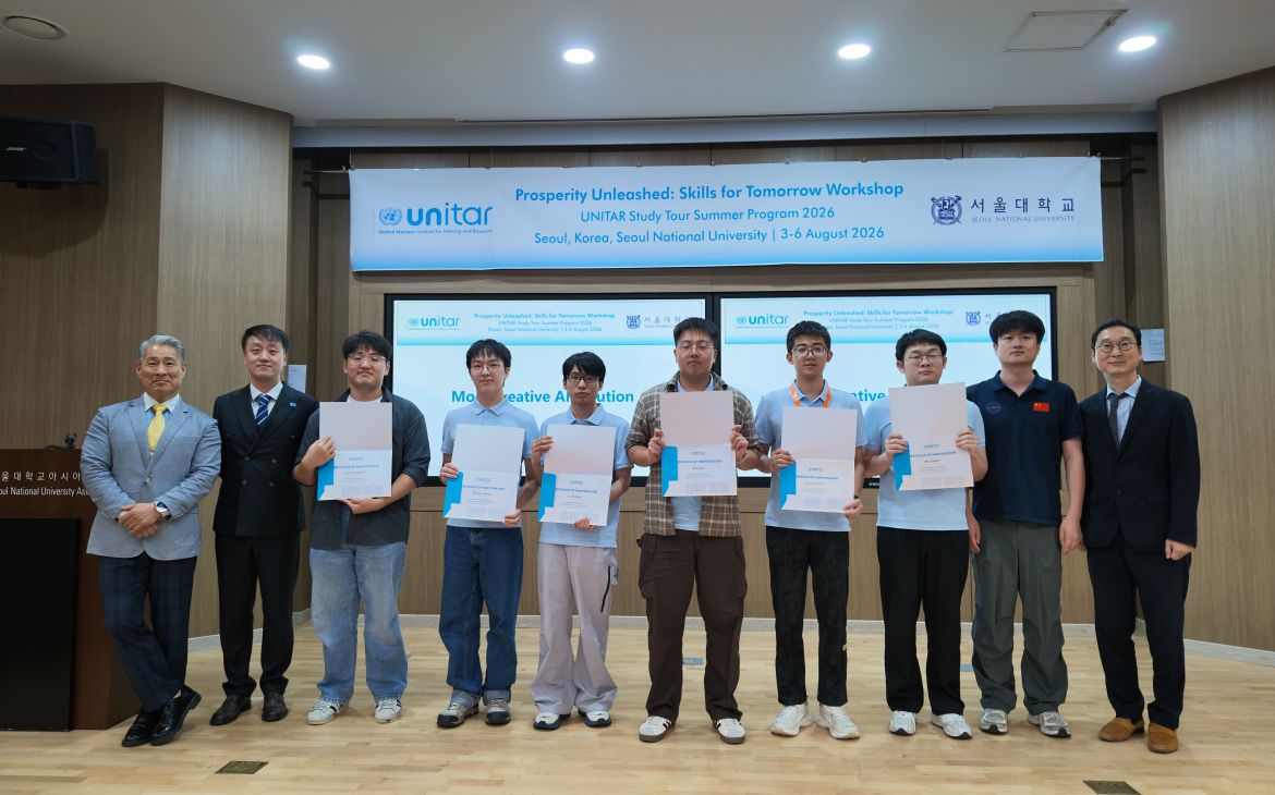 A group photo of the awarded participants with their certificates.