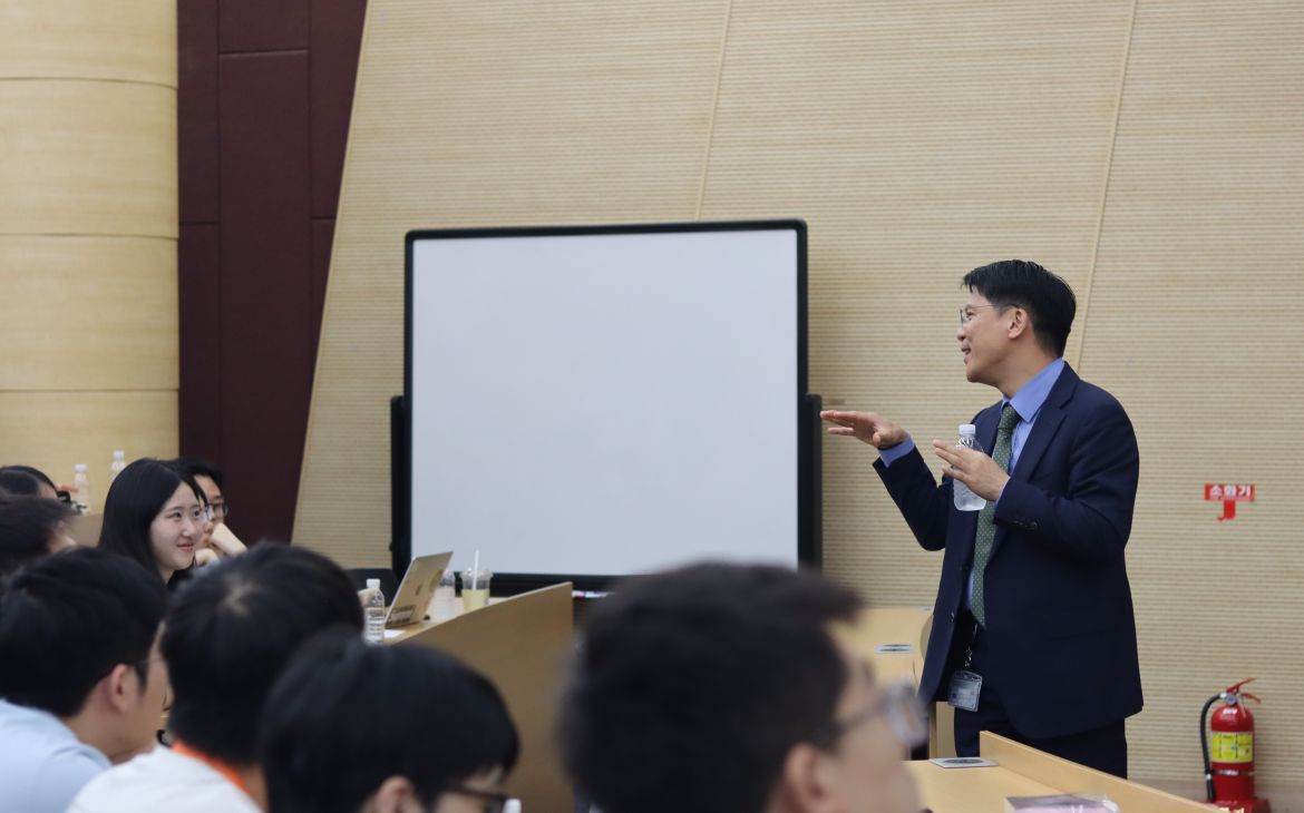 Dr. Seokhwan Choi presents in front of the stage. 