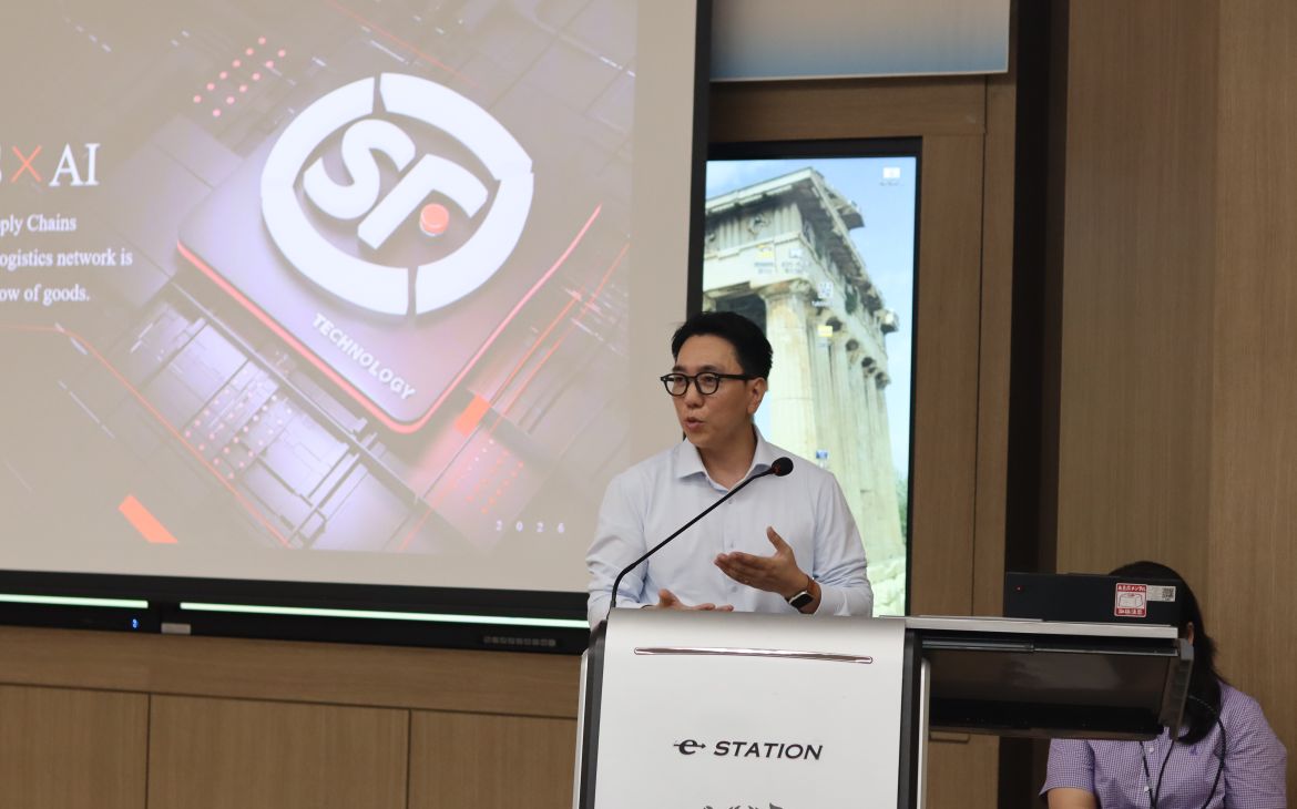 Mr. Donghyung Lee presents in front of the stage. 