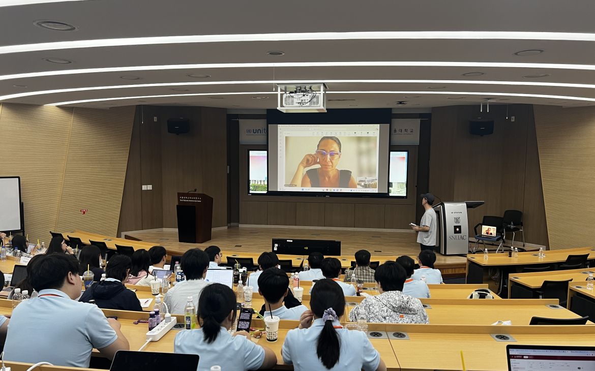 Dr. Manuela Morelli presents in front of the participants via online conferencing application. 