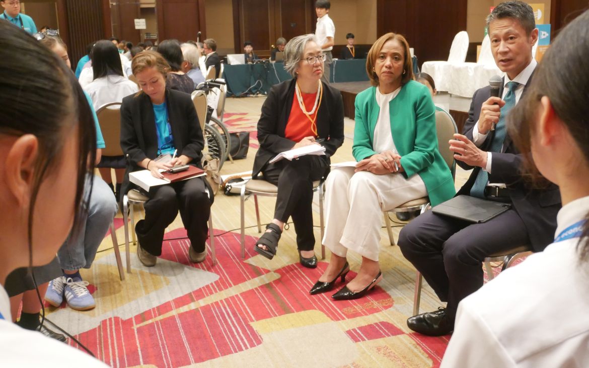 Mr. Hidehiko Yuzaki, Governor of Hiroshima Prefecture / President of Hiroshima Organization for Global Peace (HOPe) and Ms. Michelle Gyles-McDonnough, Assistant Secretary-General of the United Nations and UNITAR Executive Director discussing with youth.	