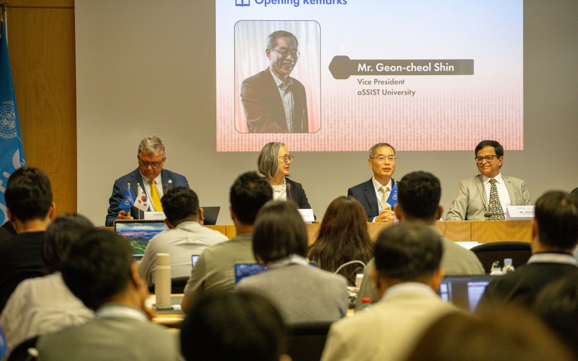Geon-cheol Shin introduces himself to the students. 