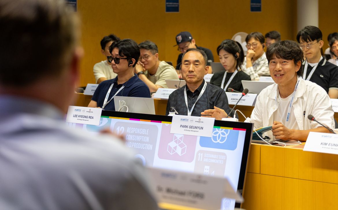 Participant, Park Geunyun, speaks to the lecturer. 