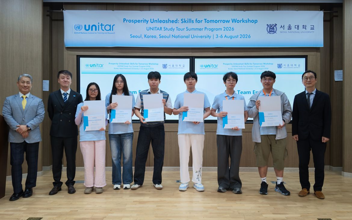A group photo of the participants with their certificates.