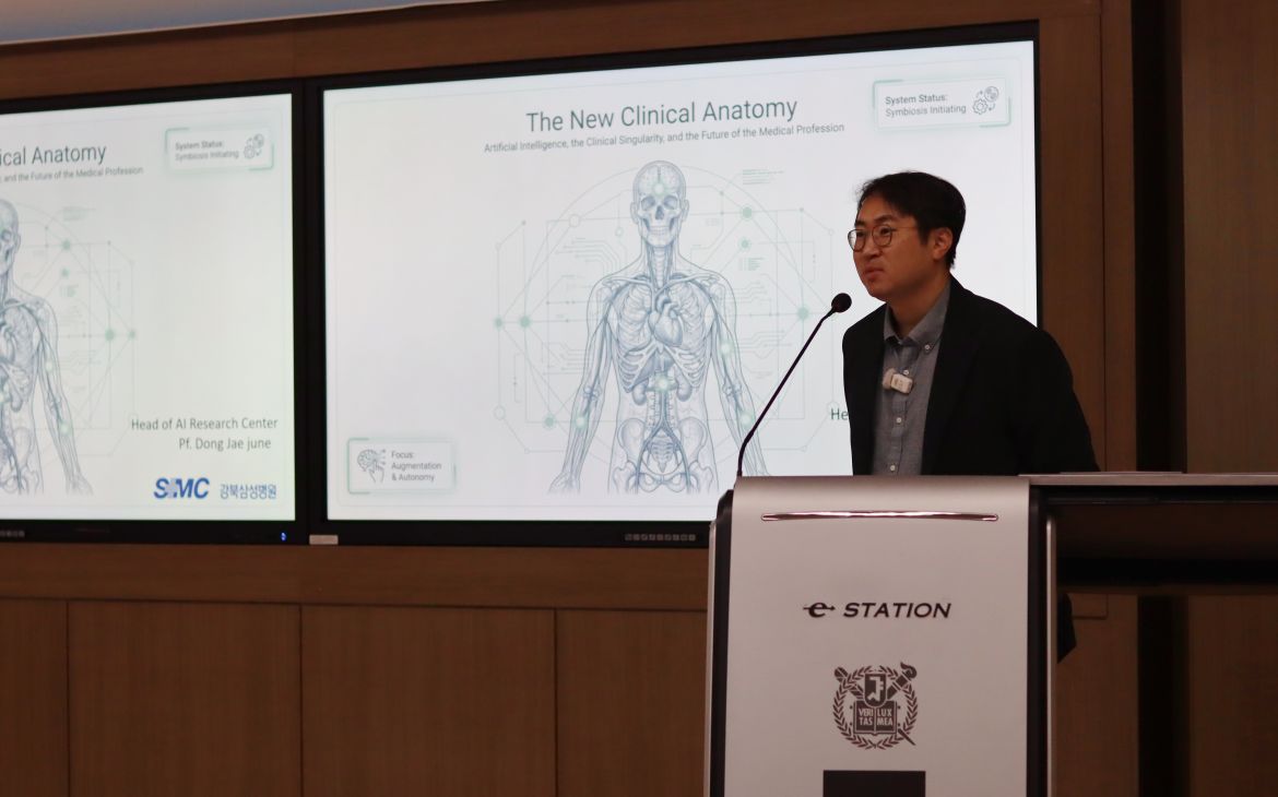 Dr. Jaejune Dong presents in front of the stage. 