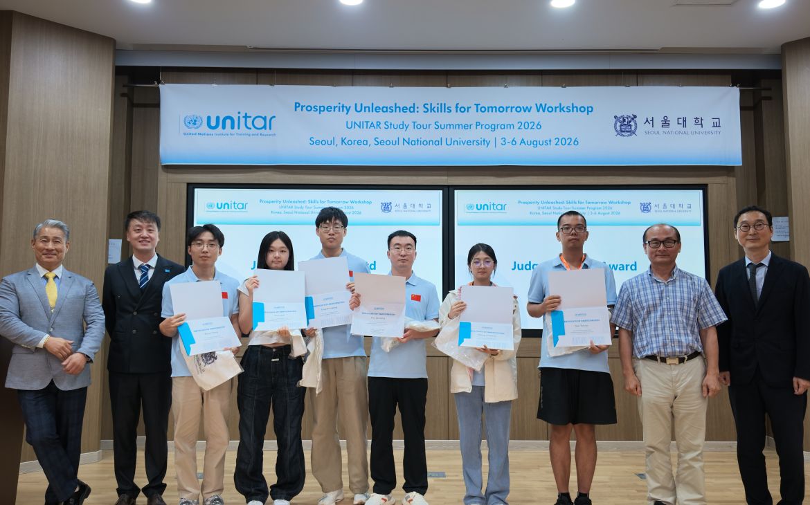 A group photo of the awarded participants with their certificates.