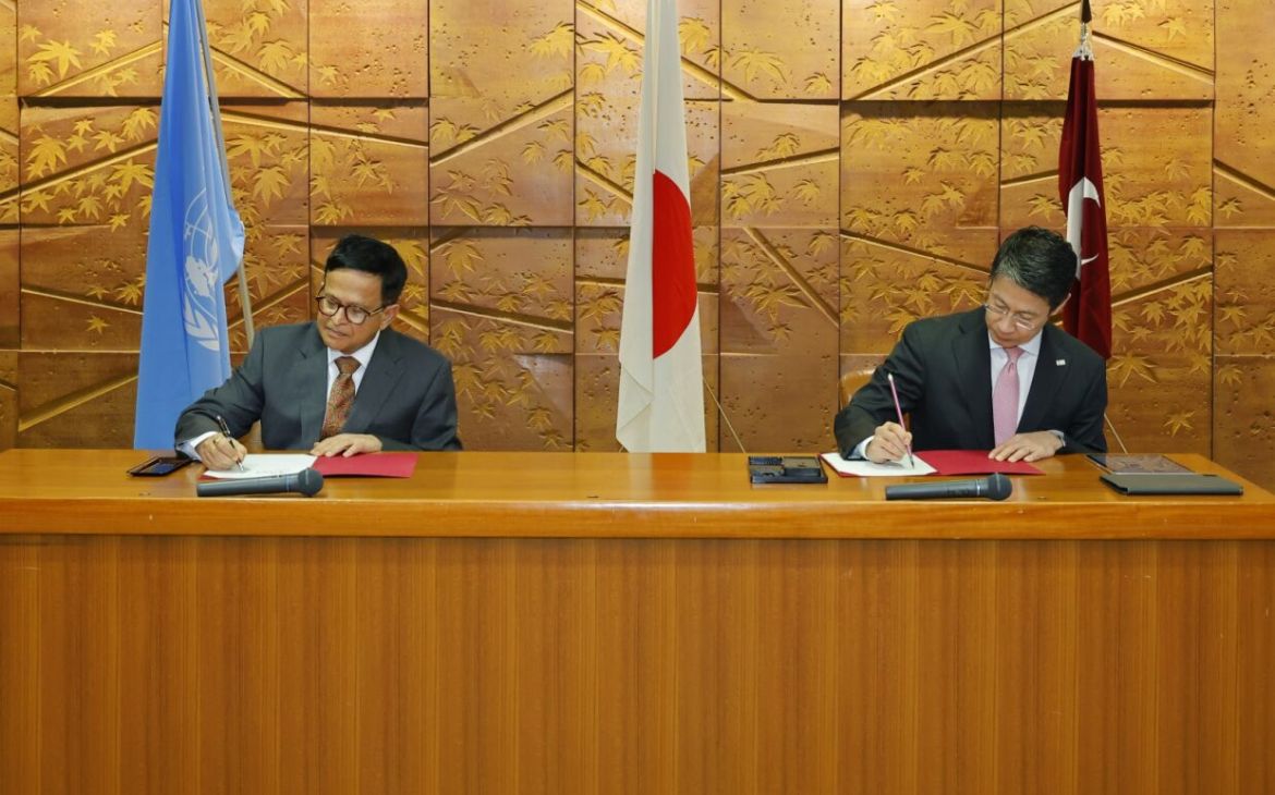 Mr. Nikhil Seth, United Nations Assistant Secretary-General and Executive Director of UNITAR and Mr. Hidehiko Yuzaki, Governor of Hiroshima Prefecture signing an agreement