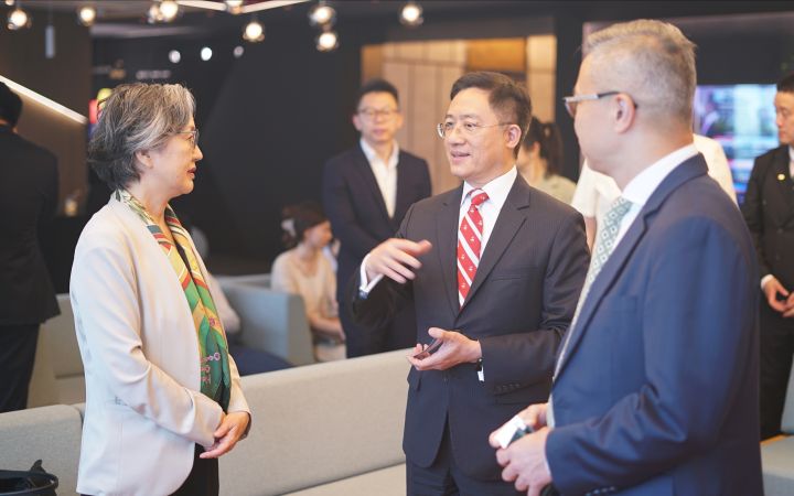 Director of UNITAR Division for Prosperity Ms. Mihoko Kumamoto and Chief Executive Officer of Greater China at Cushman & Wakefield Mr. Jinquan Zhao exchanging opinons