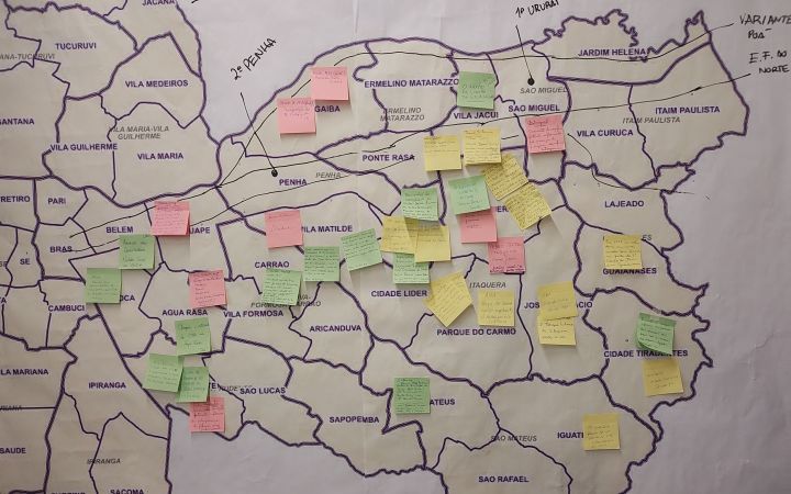 Map of Sao Paulo’s East Zone districts covered with handwritten pink, yellow and green sticky notes added by participants of the Green Helmets training to identify local environmental challenges.