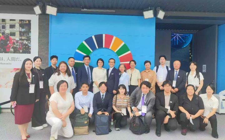 A group of members for the ESG-Focused Business Accelerator Pose in front of the SDGs logo at the Osaka Kansai Expo 2025