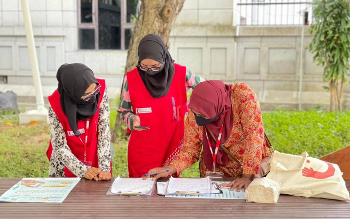 2017 UNITAR Disaster Risk Reduction training programme alumna, distributes COVID-19 vaccine information to undocumented migrants in the Maldives