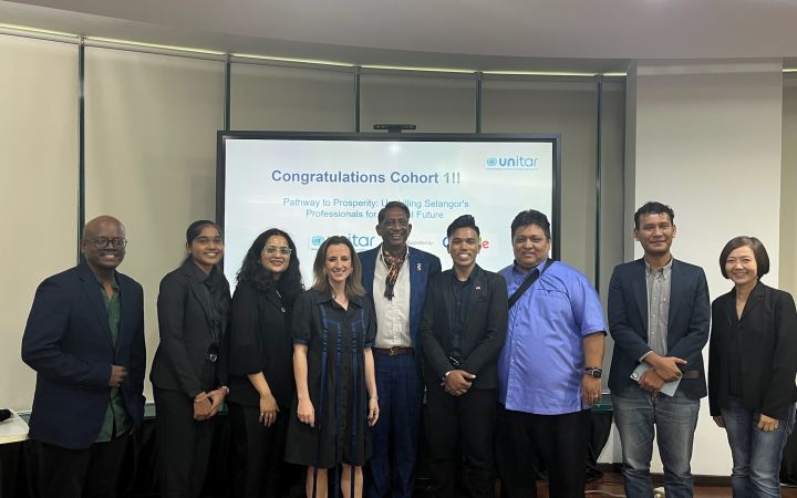 A group photo of the participants with the experts. 
