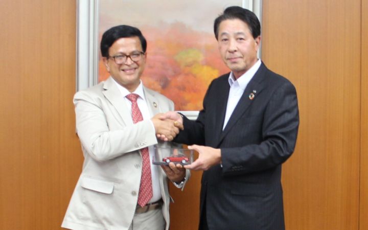 小飼雅道代表取締役会長（右）とニキル・セス総代表
