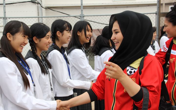 アフガニスタン女子代表サッカー選手と広島の高校生との交流