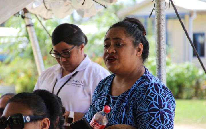 Luisa Taunga working with other participants