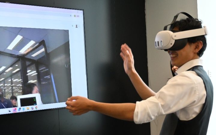 UNITAR SDGs and Digital Futures Training Programme Participant experiencing virtual reality (VR) technology applications in the healthcare sector at BeRISE Inc.