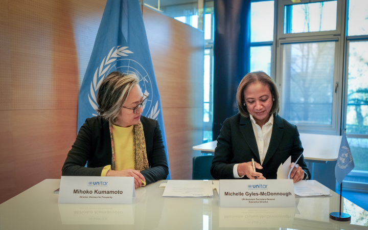 Ms. Mihoko Kumamoto, Director of the UNITAR Division for Prosperity (Left) and Ms. Michelle Gyles-McDonnough, UNITAR Executive Director (Right) signing the Letter of Agreement to launch the Prosperity Alliance Chengdu at Geneva.