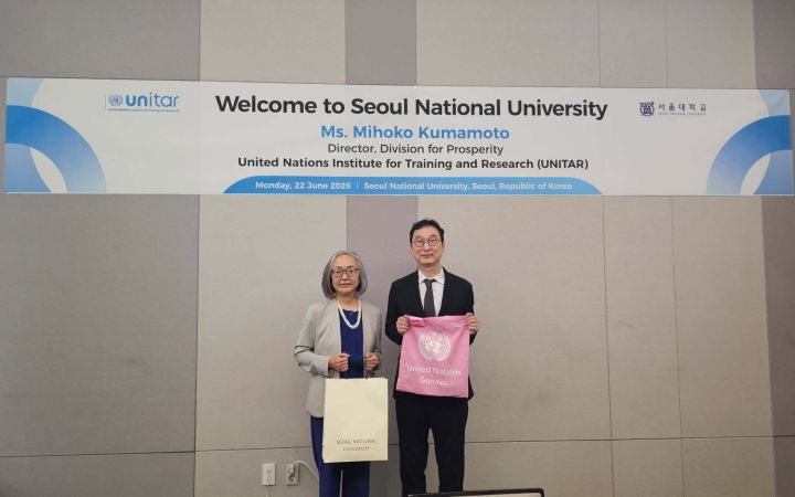 Photo of UNITAR Director Mihoko Kumamoto and SNU Director Min-ho Song.