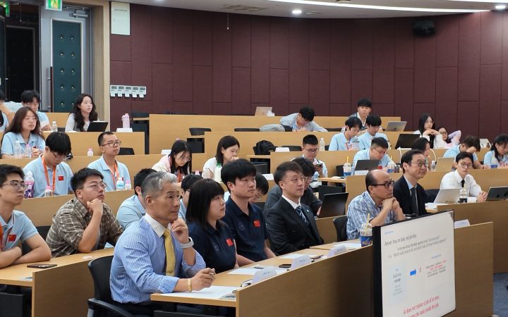 Judges listen to the participants.