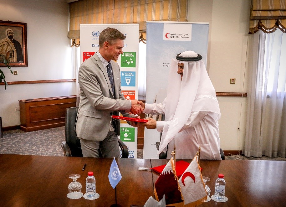 QRCS Secretary-General Ali bin Hassan and UNOSAT Manager Einar Bjorgo shake hands during the signing ceremony in Doha, Qatar